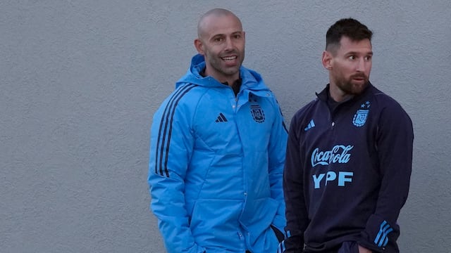 Mascherano y Messi en Ezeiza. (AP Foto/Natacha Pisarenko)