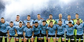 Todo el plantel de Belgrano formando en la previa del partido con Chacarita, ante una multitud (Prensa Belgrano).