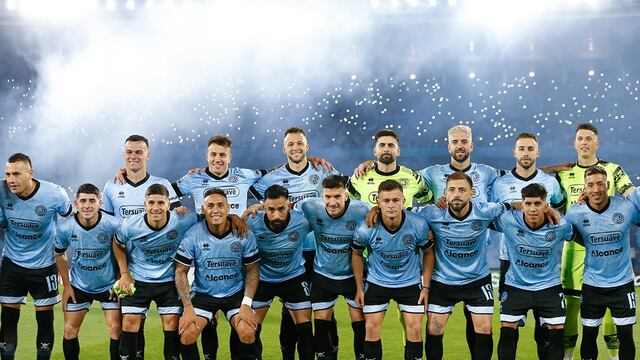 Todo el plantel de Belgrano formando en la previa del partido con Chacarita, ante una multitud (Prensa Belgrano).