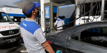 A tono con lo que se implementa a nivel nacional, los cupos del combustible son escasos en la provincia.