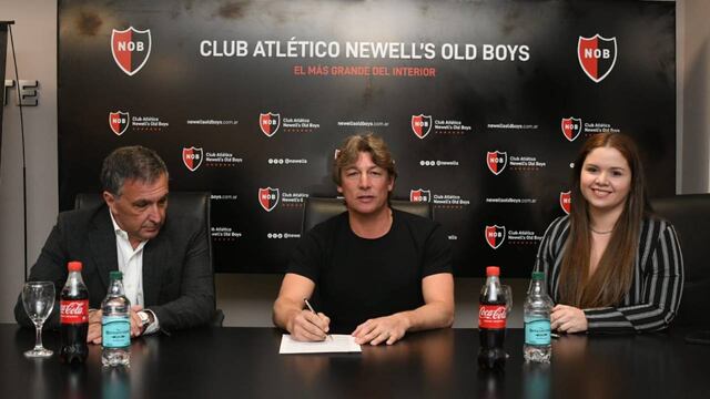 El "Gringo" firmó contrato junto al presidente Ignacio Astore y la secretaria Sharon Romero.