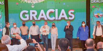 Las principales figuras del Frente Cambia Jujuy, en el escenario del bunker donde celebraron el triunfo en las elecciones legislativas de este domingo.