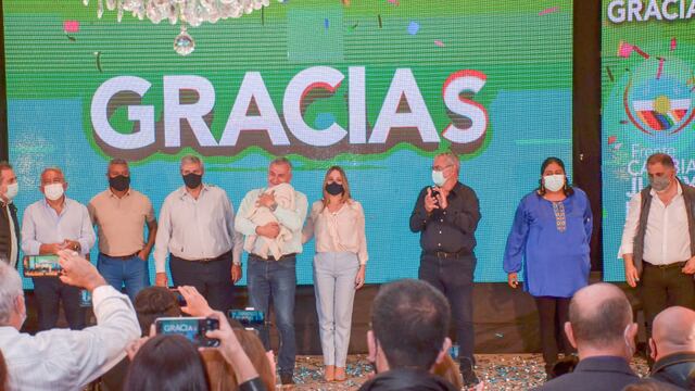 Las principales figuras del Frente Cambia Jujuy, en el escenario del bunker donde celebraron el triunfo en las elecciones legislativas de este domingo.