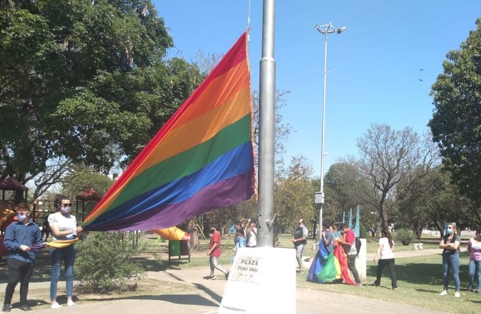 Villa María: ya flamea la bandera LGBT, permanente en el cielo