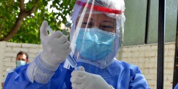 Los trabajadores de la salud recibirán el incremento dentro del sueldo básico.