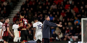 El técnico del Luton hace un gesto en la cancha mientras Tom Lockyer es auxiliado por el cuerpo médico en la cancha durante el encuentro de la Liga Premier ante el Bournemouth el sábado 16 de diciembre del 2023. (Steven Paston/PA via AP)