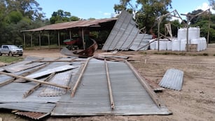 El viento generó una cola de tornado que ocasionó destrozos en el sur de Córdoba (Gentileza LV16).