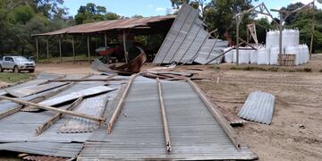 El viento generó una cola de tornado que ocasionó destrozos en el sur de Córdoba (Gentileza LV16).