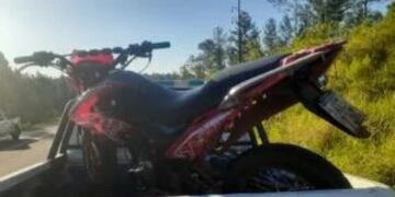 “Picadas” en Pozo Azul culminó en un siniestro vial y varias motos incautadas.
