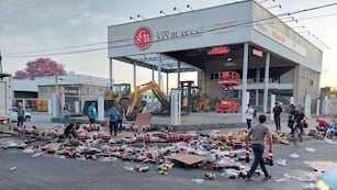 Se abrió la compuerta de un camión y cayeron ciento de botellas en av. La Voz del Interior.