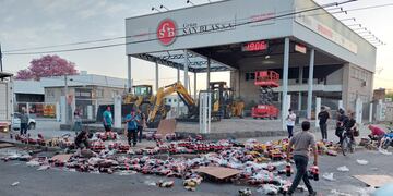 Se abrió la compuerta de un camión y cayeron ciento de botellas en av. La Voz del Interior.
