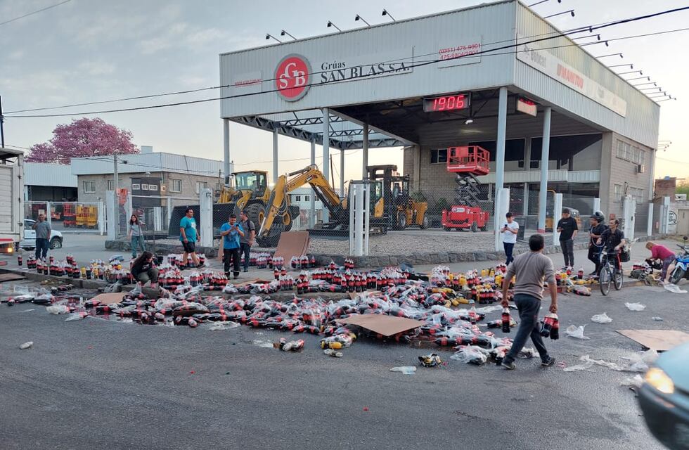 En fotos: se abrió la compuerta de un camión en Córdoba y cayeron cientos de packs de bebidas