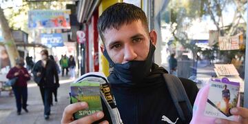 Claudio Actis vende medias en Godoy Cruz y San Martín. Foto: Orlando Pelichotti/ Los Andes