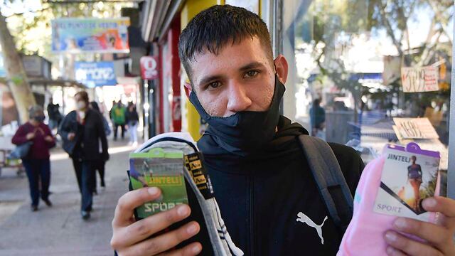 Claudio Actis vende medias en Godoy Cruz y San Martín. Foto: Orlando Pelichotti/ Los Andes