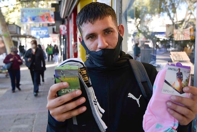 Claudio Actis vende medias en Godoy Cruz y San Martín. Foto: Orlando Pelichotti/ Los Andes