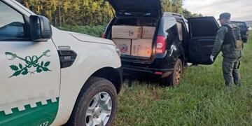 Golpe al contrabando en Puerto Piray: incautan cigarrillos y placas de aislamiento extranjeros.