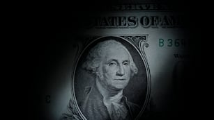 ARCHIVO - El rostro de George Washington puede verse en un billete de un dólar, el 13 de marzo de 2023, en Marple Township, Pensilvania. (AP Foto/Matt Slocum, archivo)