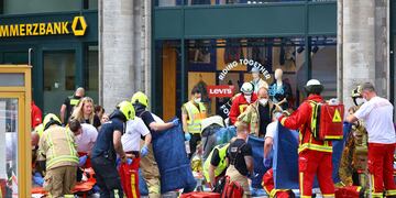 Un auto provocó un atentado en Berlín que dejó al menos a ocho personas heridas y un muerto.