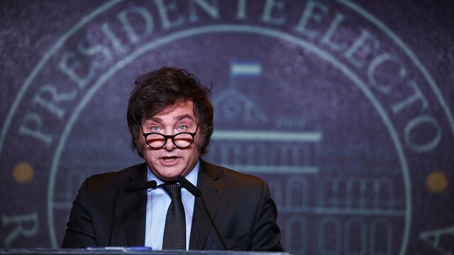 Milei confirmó que privatizará los medios públicos e YPF: la reacción de los sindicatos.