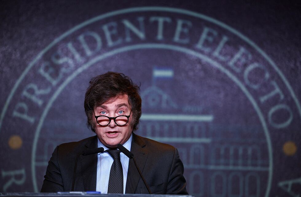 Milei confirmó que privatizará los medios públicos e YPF: la reacción de los sindicatos