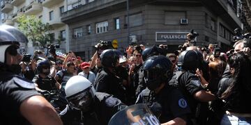 Organizaciones sociales y piqueteros en la Ciudad de Buenos Aires se manifestaron rodeados de la fuerzas de seguridad. Foto: Federico López Claro