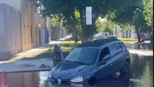 Socavón se "comió" a un auto