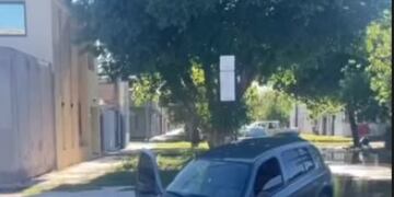 Socavón se "comió" a un auto