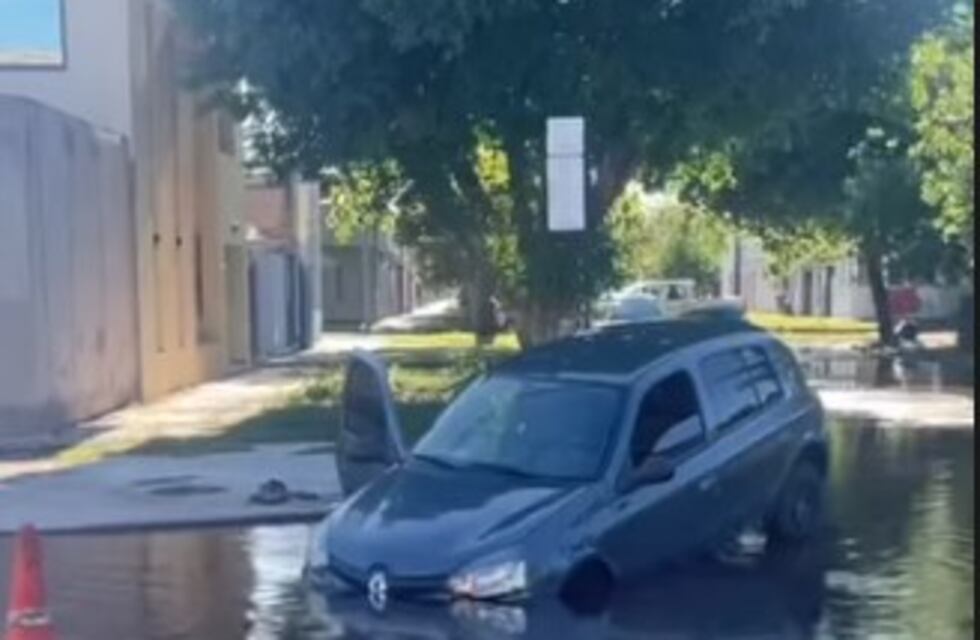 Increíble: un pozo “se tragó” un auto