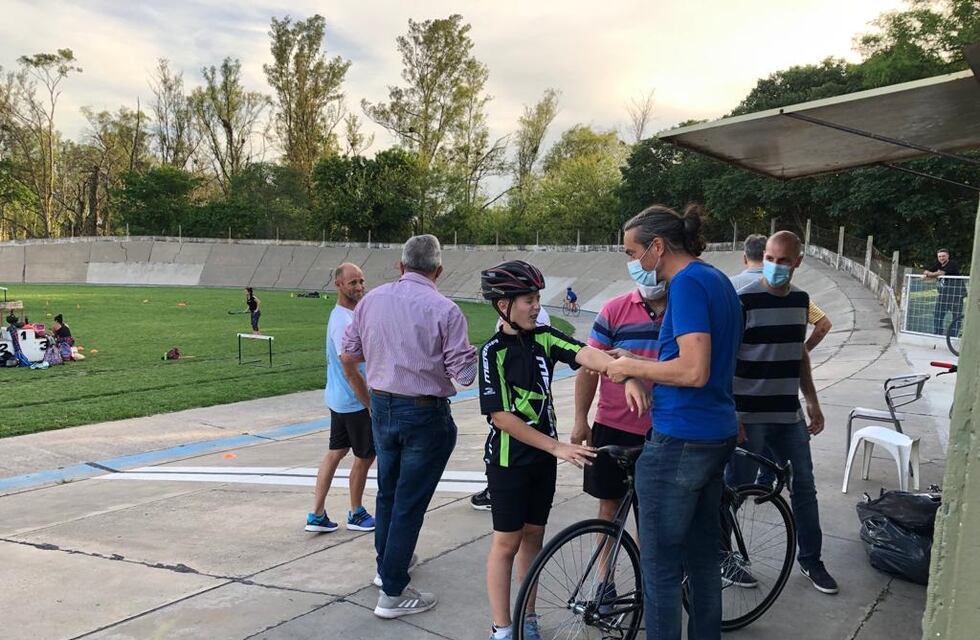 Funcionarios visitaron el Club Ciclista