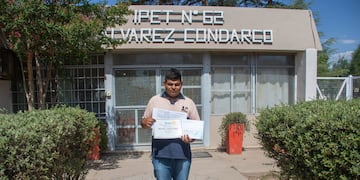 Trabajando, egresó del secundario con mejor promedio y fue elegido mejor compañero.