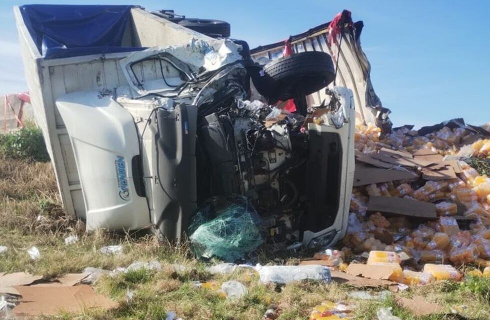 Un choque y vuelco de camiones deja heridos y miles de botellas de jugo esparcidas en la ruta