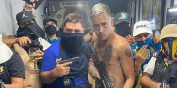 Zaramay posando con armas junto a miembros de Los Monos