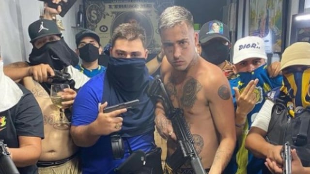 Zaramay posando con armas junto a miembros de Los Monos