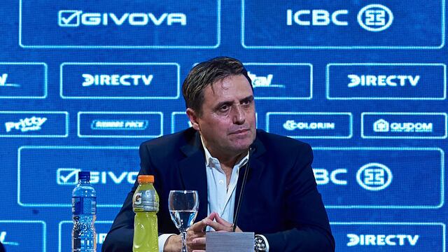 El entrenador Ángel Guillermo Hoyos y el presidente Andrés Fassi en la presentación del cuerpo técnico de Talleres para la temporada 2022. (Prensa Talleres)