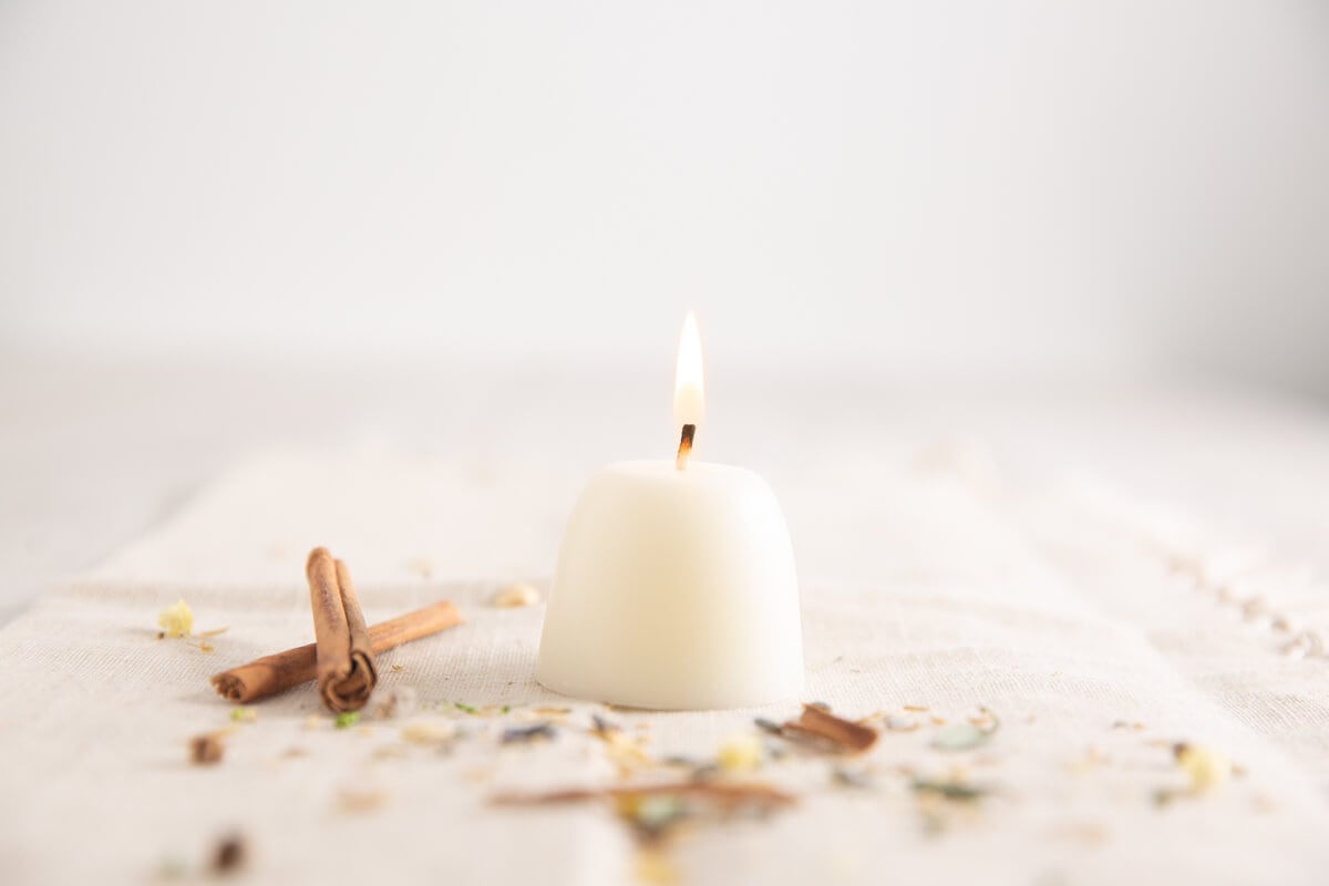 El Feng Shui sugiere encender una vela blanca en la entrada de la casa, con un vaso de agua y ramas de canela.