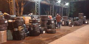 Interceptan millonario contrabando de cubiertas en Puerto Iguazú.