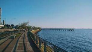 Viernes con cielo despejado y clima cálido en Misiones.