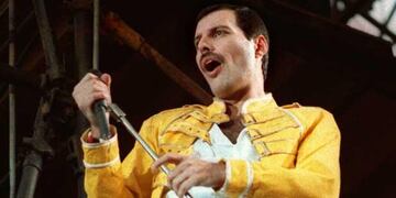 Freddie Mercury en una de sus poses clásicas al frente de Queen.