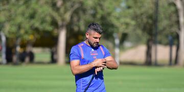 Javier Gandolfi espera para confirmar la formación de Talleres ante Huracán.