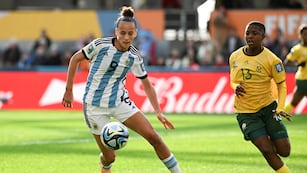 La selección argentina enfrentó a la de Sudáfrica en el Mundial femenino, con la joven nacida en Talleres como titular. (AP)