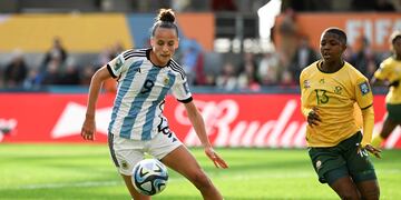 La selección argentina enfrentó a la de Sudáfrica en el Mundial femenino, con la joven nacida en Talleres como titular. (AP)