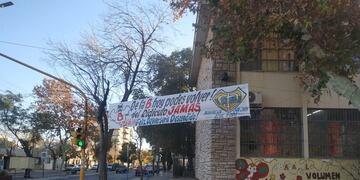 El pasacalles fue colocado en la esquina de Libertador y Alem, en pleno centro sanjuanino.