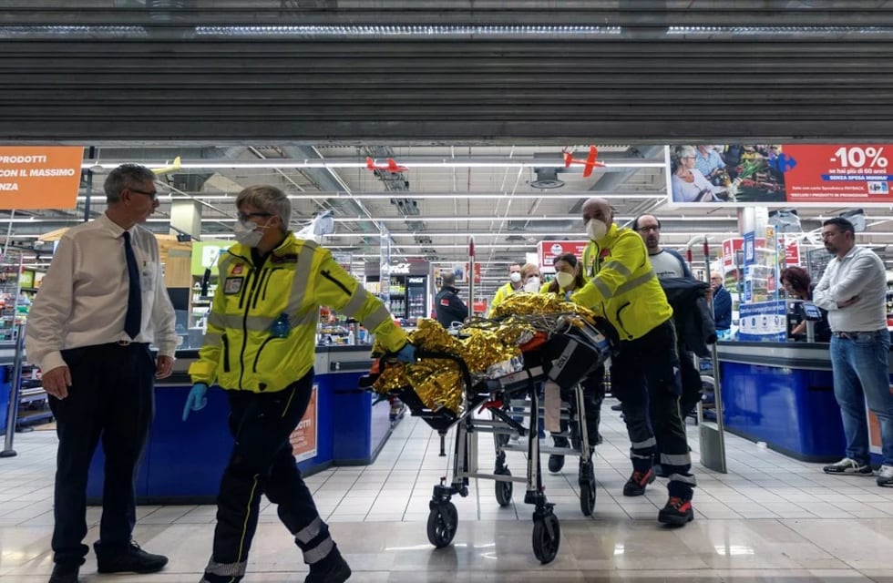 Italia: un hombre atacó a puñaladas e hirió a cuatro personas y mató a otra en un reconocido supermercado de Milán