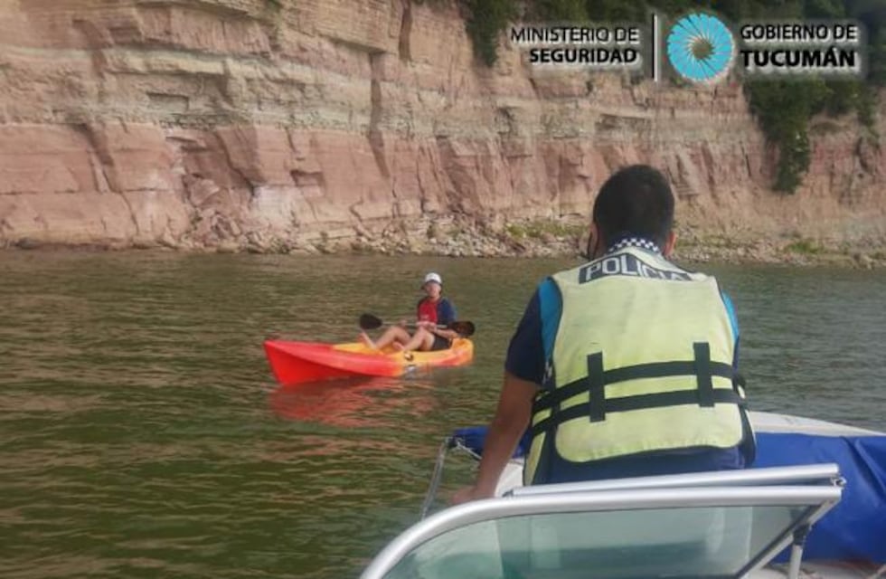 El Cadillal: un adolescente que practicaba kayac fue rescatado en medio de la la tormenta