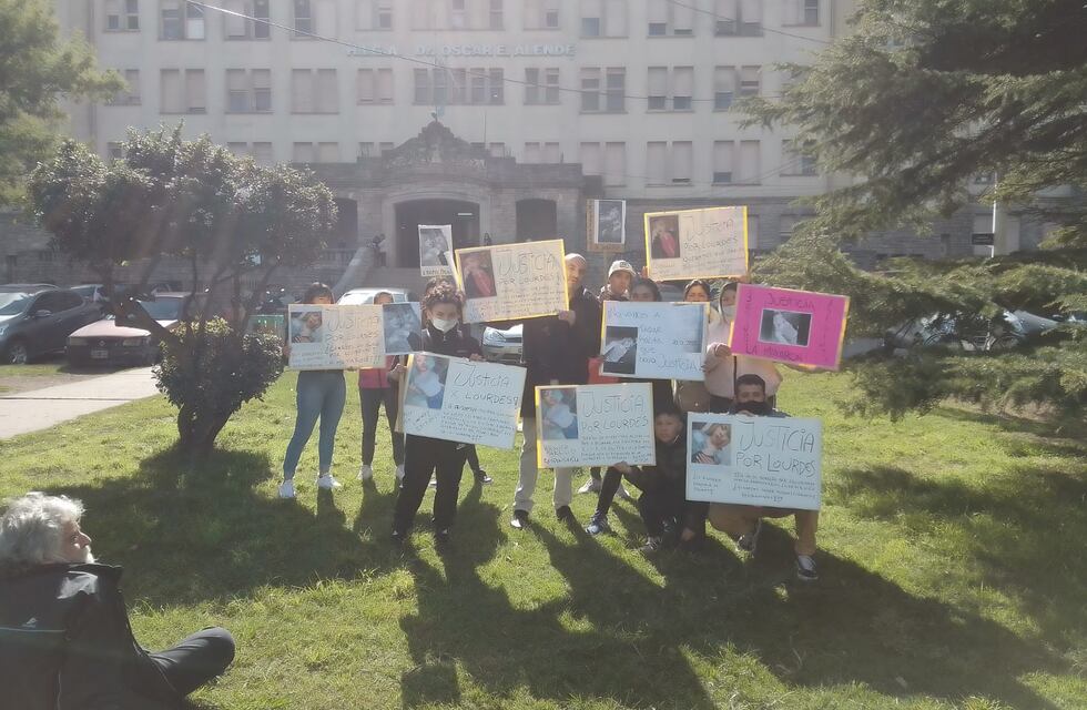 Familiares y amigos de Lourdes Juárez se manifestaron en las puertas del HIGA para pedir justicia
