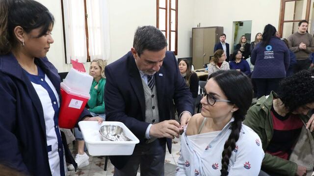 Medina Ruiz, encabeza campaña de inmunización para personal esencial en sede de la Secretaría de Educación.