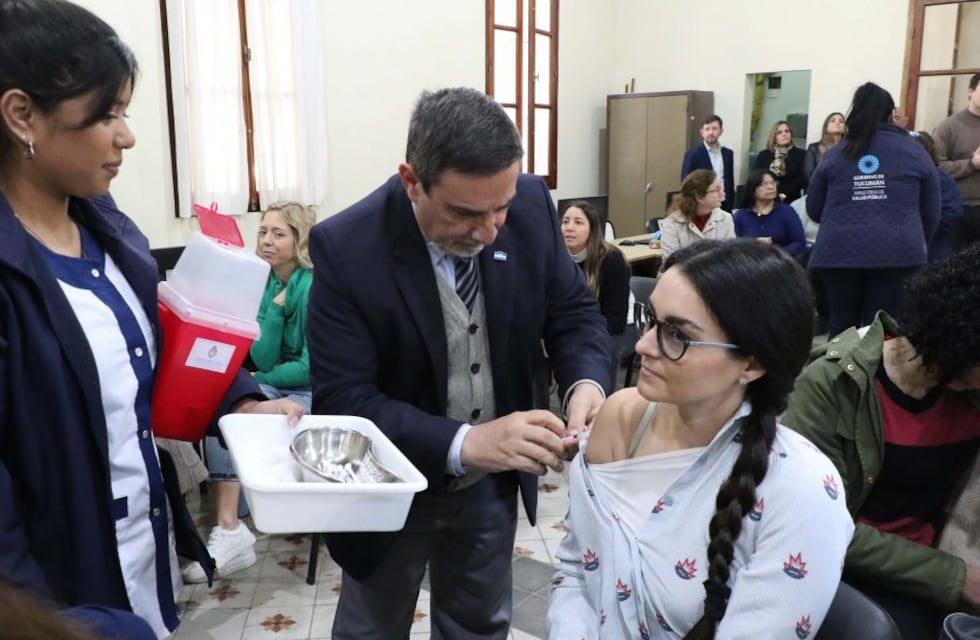 La campaña de vacunación contra el dengue llega a la Secretaría de Educación