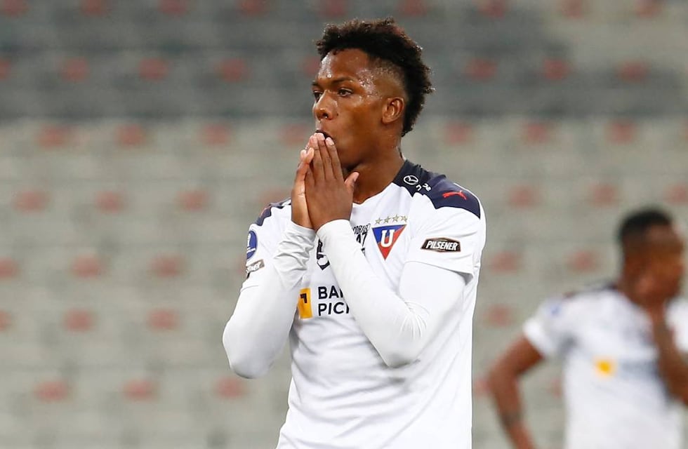 Djorkaeff Reasco se acerca a Newell’s en la semana previa al inicio del torneo