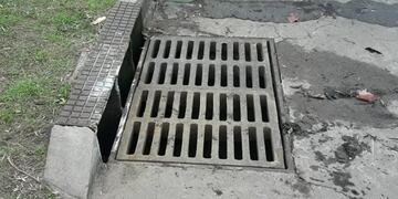 Un niño quedó atrapado en una boca de tormenta en San Luis y fue rescatado por los bomberos (imagen ilustrativa)