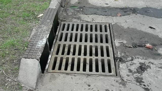 Un niño quedó atrapado en una boca de tormenta en San Luis y fue rescatado por los bomberos (imagen ilustrativa)